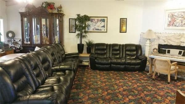 Alta Vista Manor - Gallery Image 2
