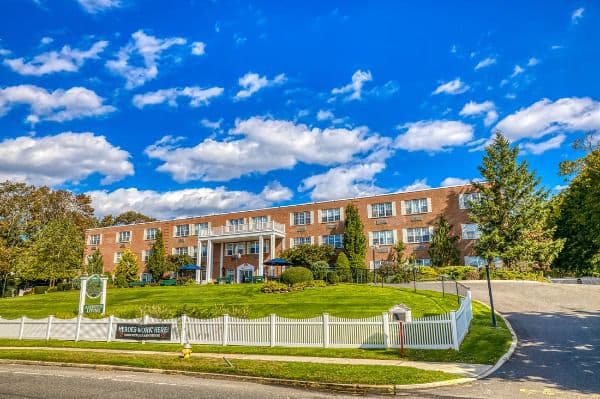 Amber Court of Lake Shore - Gallery Image 4