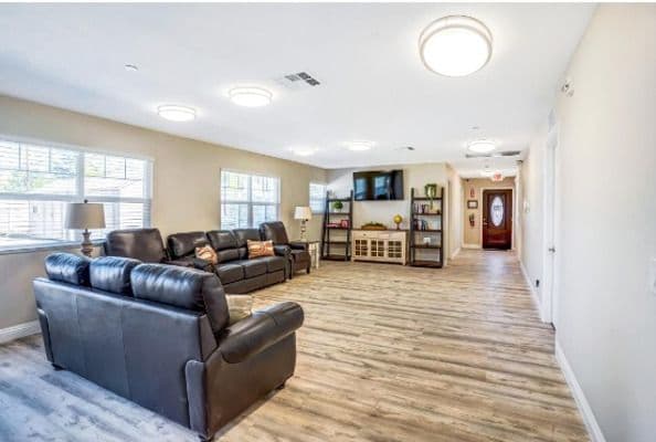 Palm View Pleasant Living - Gallery Image 6