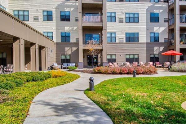 Clarendale at Bellevue Place - Gallery Image 4