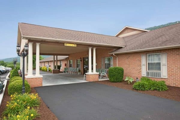 Colonial Courtyard at Bedford - Gallery Image 6